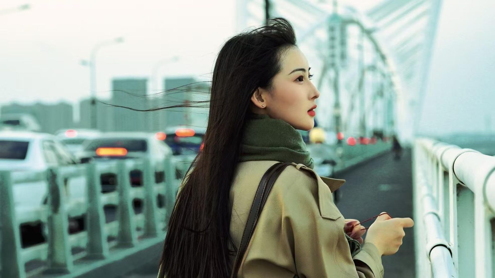 风衣女性桥上回眸，青绿色电影调